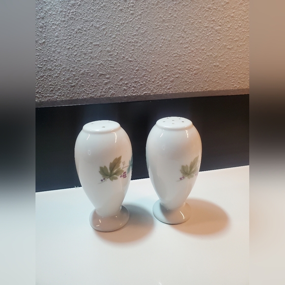 Fine China of Japan Pepper and Salt Shaker , Vintage , Blue, green 🍃 🍂 🍁 - Picture 6 of 7